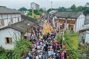 安东尼本场数据：2次关键传球，3次成功过人，2次抢断，评分7.2分